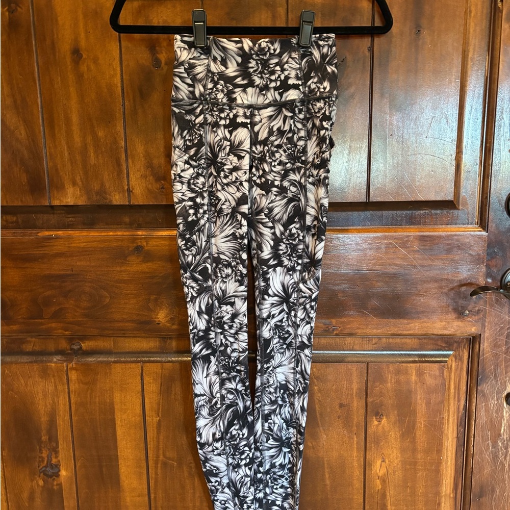 🤍Lululemon Athletica Black and White Floral Leggings, 25”